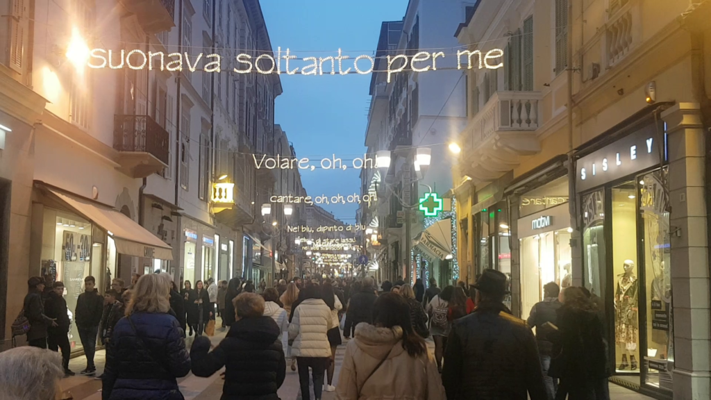 Una via di Sanremo durante le giornate del Festival nei pressi del Teatro Ariston